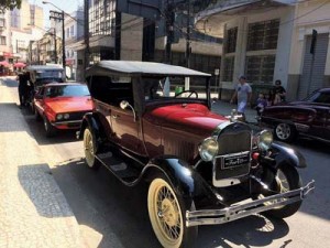 Carros antigos nas ruas do Centro Histórico