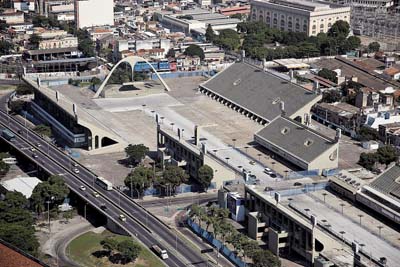  Passarela do Samba da cidade do Rio de Janeiro, inaugurada em 1983 para 60 mil pessoas, e a praça da Apoteose com seu belo arco de concreto