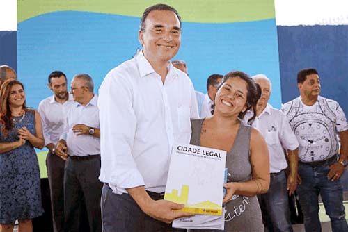 Cidade Legal entrega 181 títulos de propriedade a famílias do Guarujá