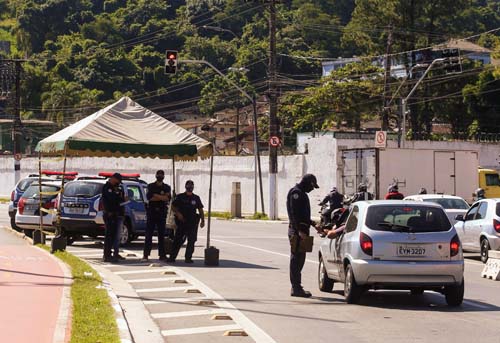 Mais de mil carros já foram abordados na entrada de Santos