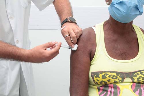 Santos retoma amanhã vacinação com prioridade para 2ª dose