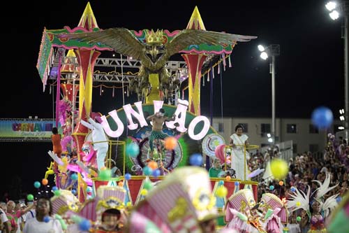Escola de samba União Imperial vence o Carnaval de Santos