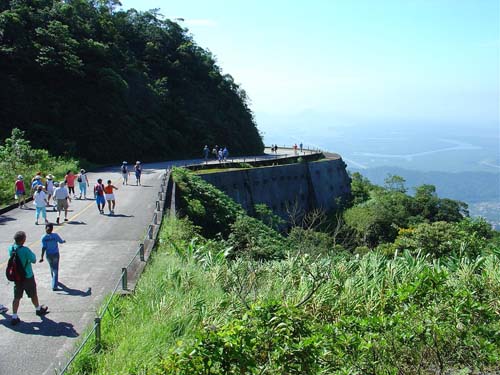 Feriado com história e natureza, pelas curvas da estrada de Santos