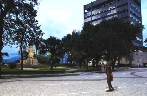 Praça Barão do Rio Branco, no Centro Histórico de Santos, chega à etapa final
