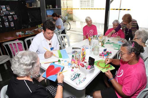 Arteterapia motiva idosos e está em exposição, até hoje, em Santos