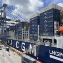 Porta-contêineres movido a GNL opera no terminal DP World Santos