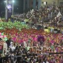 Desfiles das escolas de samba agitam Passarela Dráuzio da Cruz em Santos